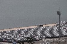 완성차들로 가득 찬 수출선적부두
