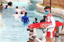 마스크 착용한 라이프가드