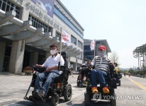 장애인 시설 무주하은의집 학대 조사하라…휠체어 항의 시위