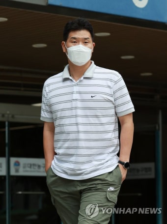 코로나19 검사 위해 이동하는 조상현 감독