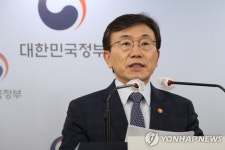 백신접종 인센티브 발표하는 권덕철 장관