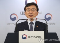 백신접종 인센티브 발표하는 권덕철 장관