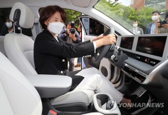 전기차 살펴보는 환경부 장관