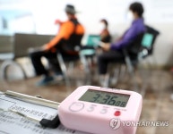 백신 접종 후 대기하는 시민들