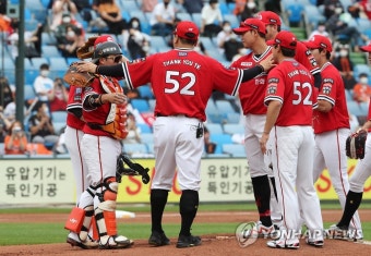 마지막 인사하는 김태균