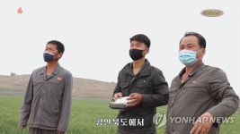 농업용 드론 조종하는 북한 협동농장 작업자들
