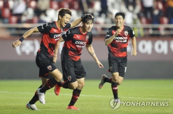 첫 골 넣고 기뻐하는 송민규