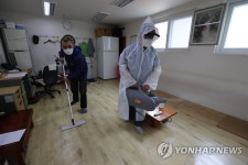 운영 재개 앞두고 경로당 청소하는 어르신들