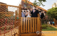 학생들과 놀이숲 둘러보는 조희연 서울시교육감