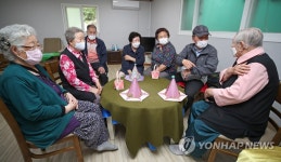경로당 운영 재개, 오랜만에 담소 나누는 어르신들