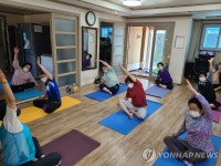 체조하는 어르신들