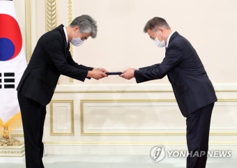 문 대통령, 주노르웨이대사에게 신임장 수여