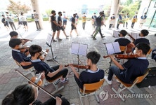 코로나19 극복 기원 등굣길 연주회