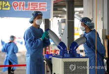 더위 식히는 의료진…광주 북구선별진료소