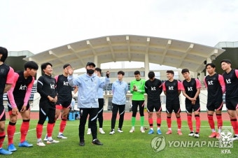 작전 지시하는 김학범 감독