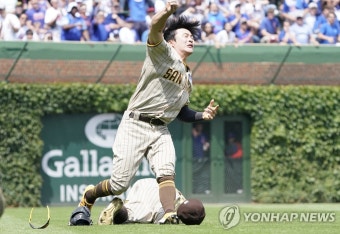 김하성, 동료 좌익수와 수비 중 아찔한 충돌 후 교체