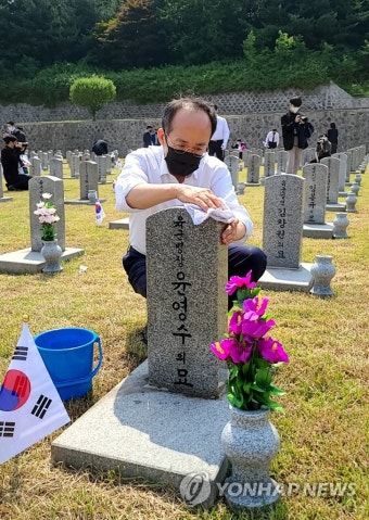전사자 묘역 봉사 나선 국민의힘 의원들