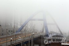 안개에 묻힌 교량