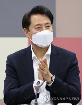 박수치는 오세훈 서울시장