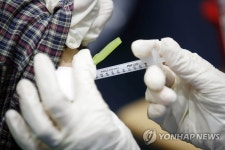 이어지는 백신 접종