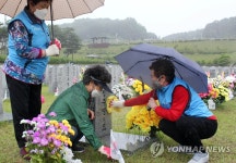 대전현충원서 묘역 정비하는 대전자생한방병원 봉사단