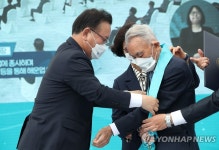 바다의 날 기념식서 포상하는 김부겸 총리