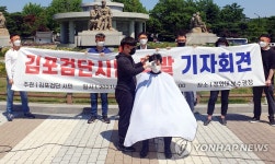 청와대 앞에서 삭발하는 김포 시민단체 회원
