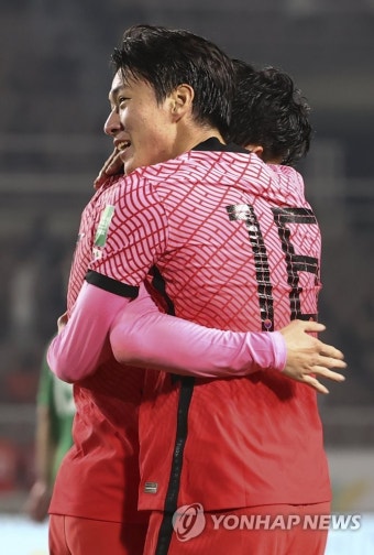 손흥민과 포옹하는 황의조