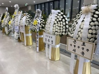 국군수도병원 분향소 앞에 놓인 조화