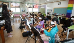 바이올린 수업 중인 초등학교…전남 도내 전면 등교