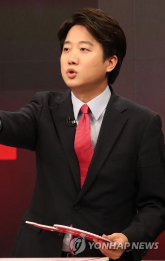 방송토론 발언하는 국민의힘 이준석 당 대표 후보
