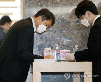 고 유상철 전 감독 빈소 찾은 황보관 본부장