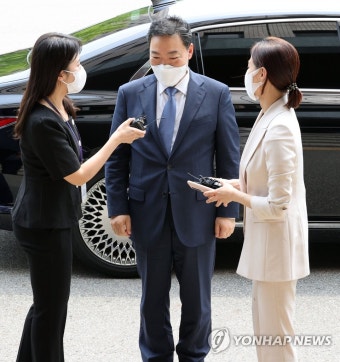 질문 답하며 공수처 들어서는 김오수 검찰총장