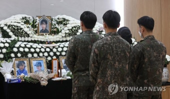 이모 중사 빈소 찾은 군인들