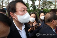 취재진 질문받는 윤석열