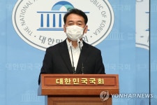 정책 기자회견 하는 민주당 이광재 의원