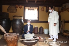 명인 안동소주 방문한 권칠승 장관