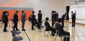직원들과 인사하는 이정수 서울중앙지검장