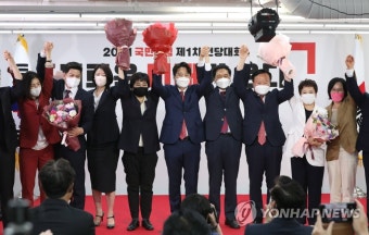 꽃다발 든 국민의힘 이준석 신임 당 대표