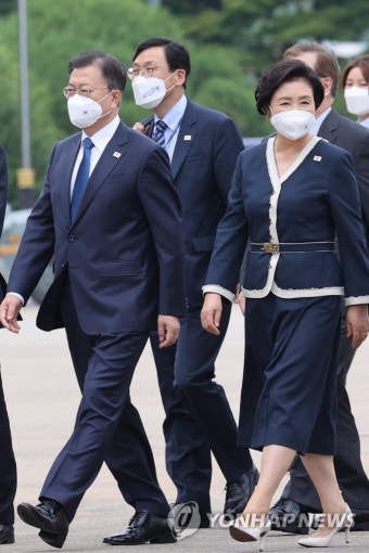 출국하는 문재인 대통령