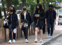 등교하는 언주중학교 학생들