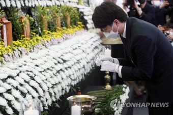 '철거건물 붕괴참사' 분향하는 이준석 대표