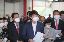 전기차 설명듣는 이준석 대표