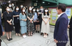 노인복지관 종사자들 격려하는 권덕철 장관