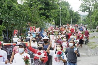 아웅산 수치, 또 한번의 가택연금 속 생일…미얀마서 '꽃 시위'