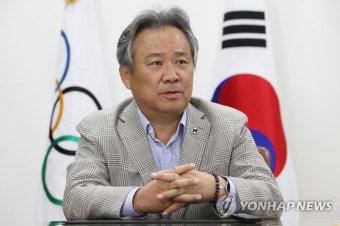 인터뷰하는 이기흥 대한체육회장