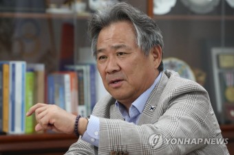 질문에 답하는 이기흥 체육회장