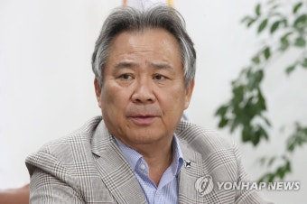 인터뷰하는 이기흥 체육회장