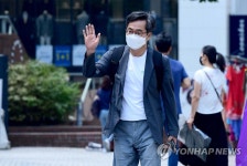 무료급식봉사 위해 명동성당 들어서는 김동연 전 부총리