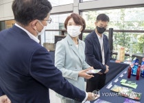 친환경 플라스틱 개발 제품 살펴보는 한정애 장관